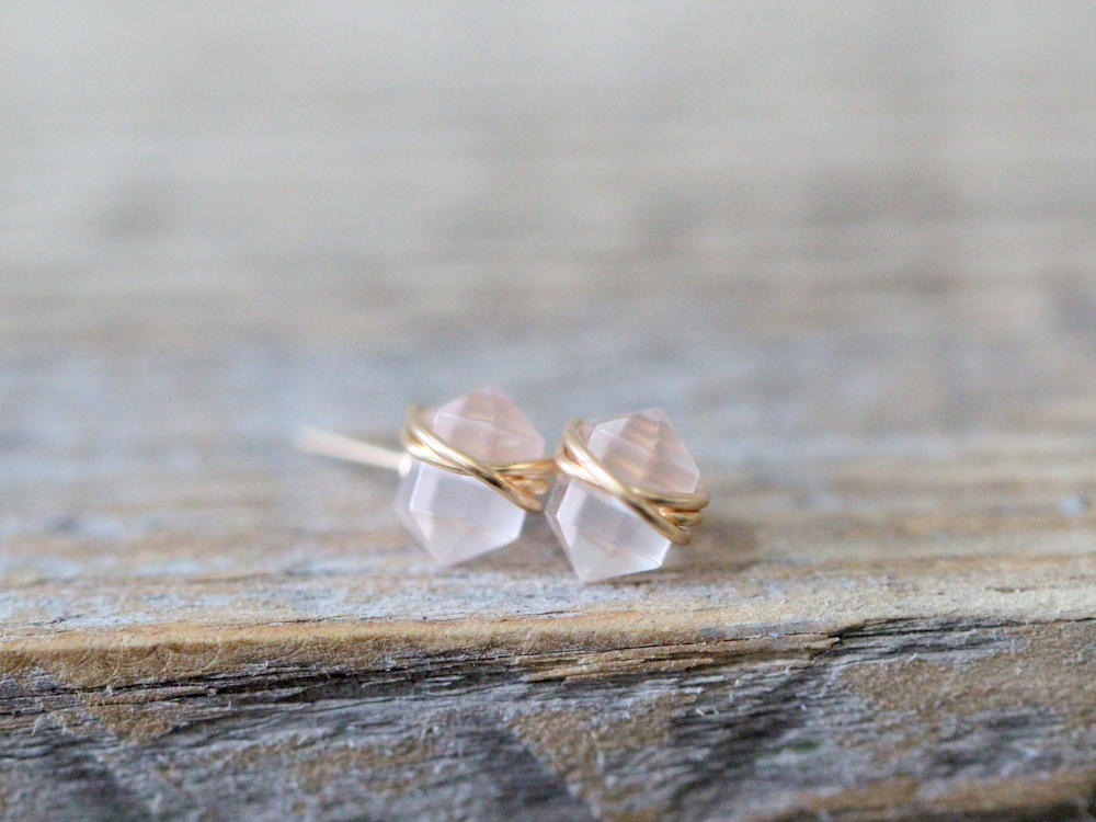 Earth and Elements Jewellery

https://www.earthandelements.co.uk › products › peach-moonstone-pike-studs-copy