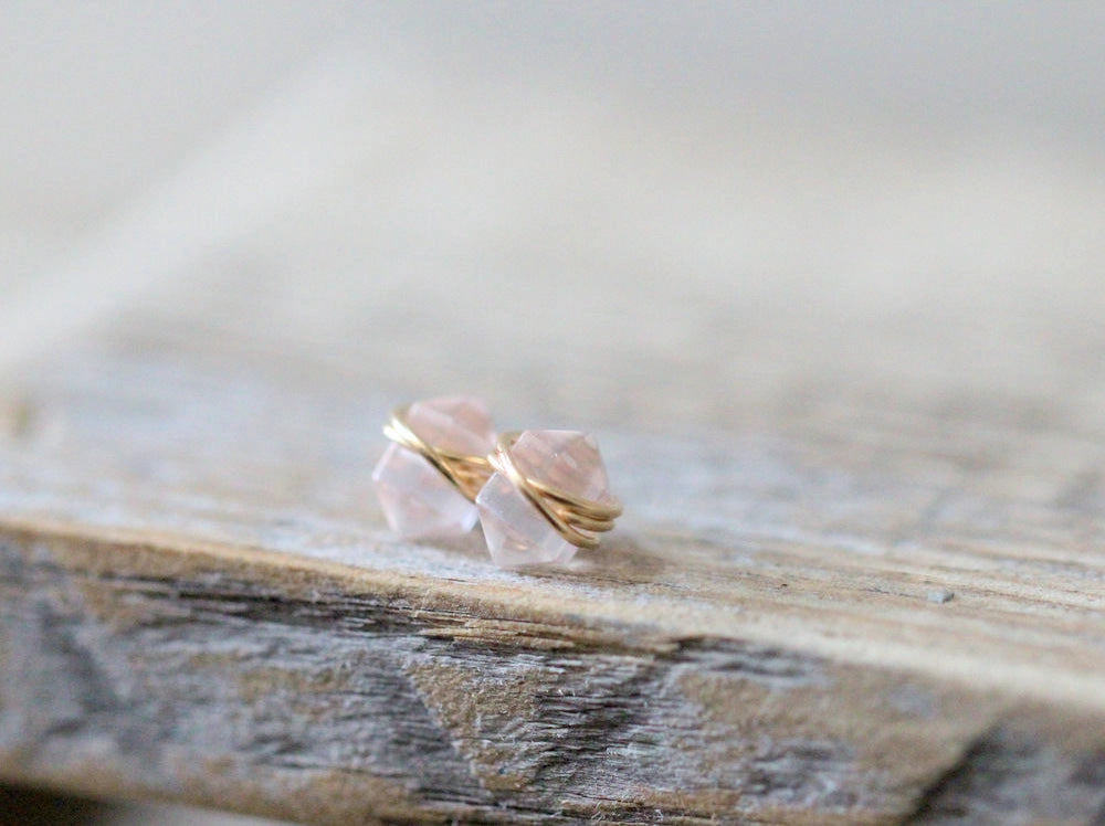 Earth and Elements Jewellery

https://www.earthandelements.co.uk › products › peach-moonstone-pike-studs-copy