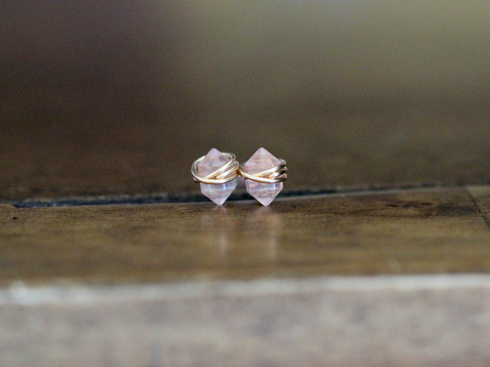 Earth and Elements Jewellery

https://www.earthandelements.co.uk › products › peach-moonstone-pike-studs-copy